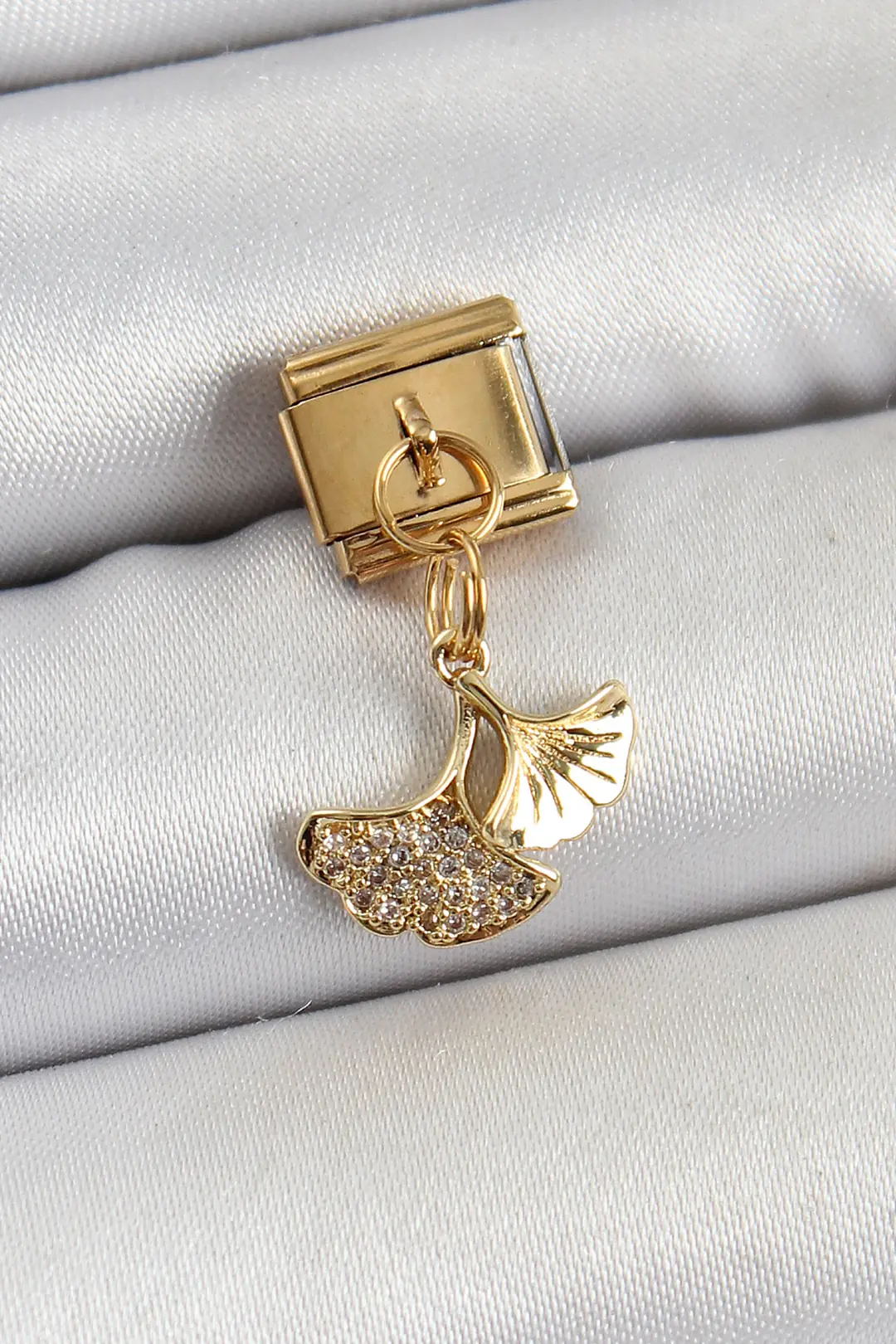 Utterly Good Balık Kuyruğu Charm Zirkon Taşlı 316L Çelik Gold Sallantılı