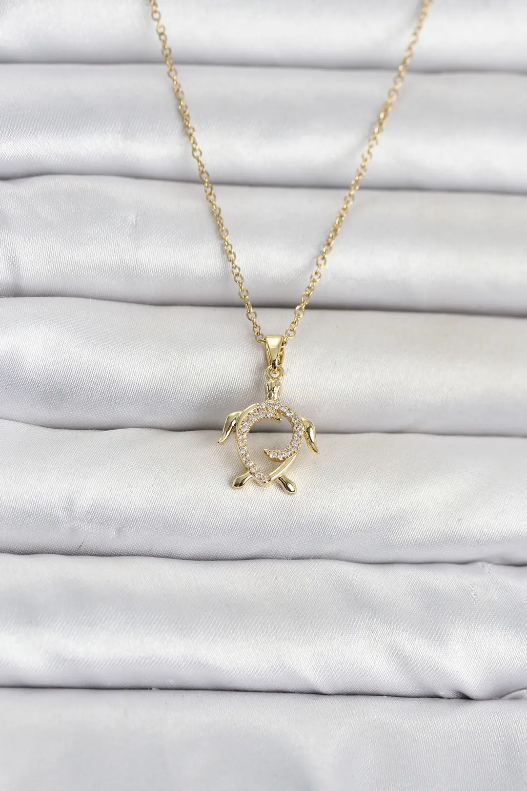 Utterly Good Caretta Kolye Gold Renk 316L Çelik Zirkon Taşlı Kadın Kolyesi