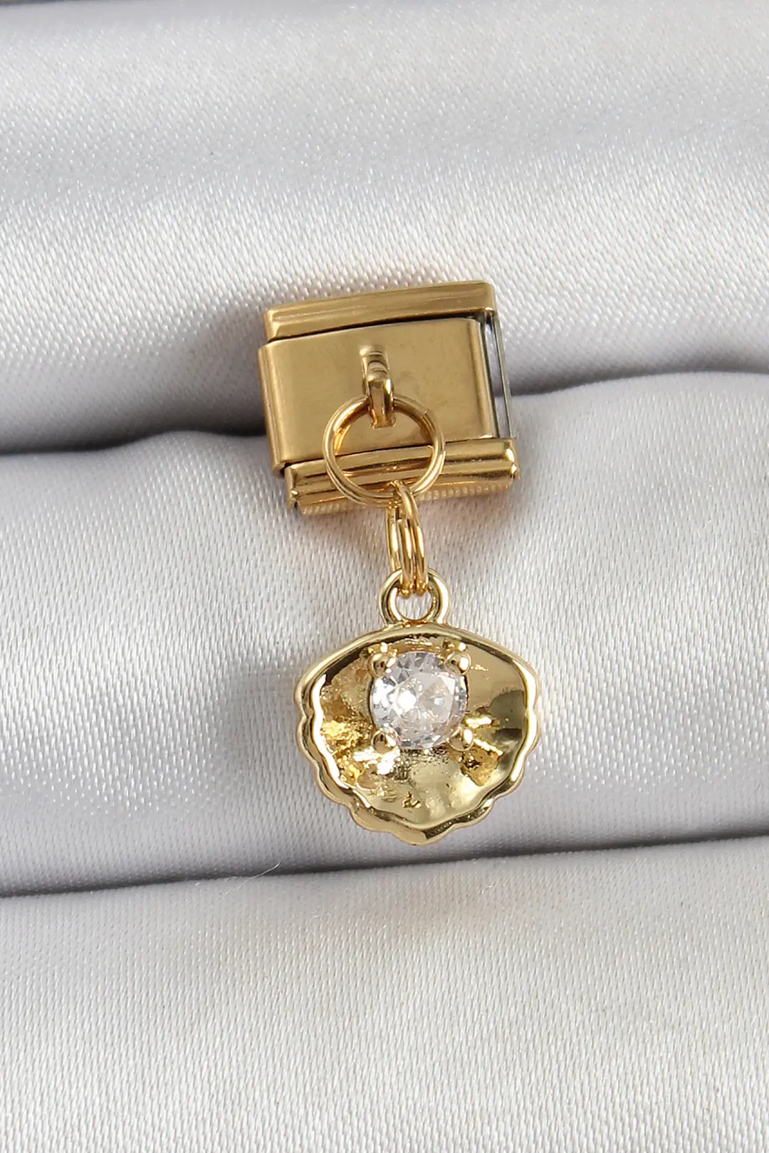 Utterly Good Charm Bileklik 316L Çelik İstiridye Model Sallantılı Zirkon Taşlı Gold