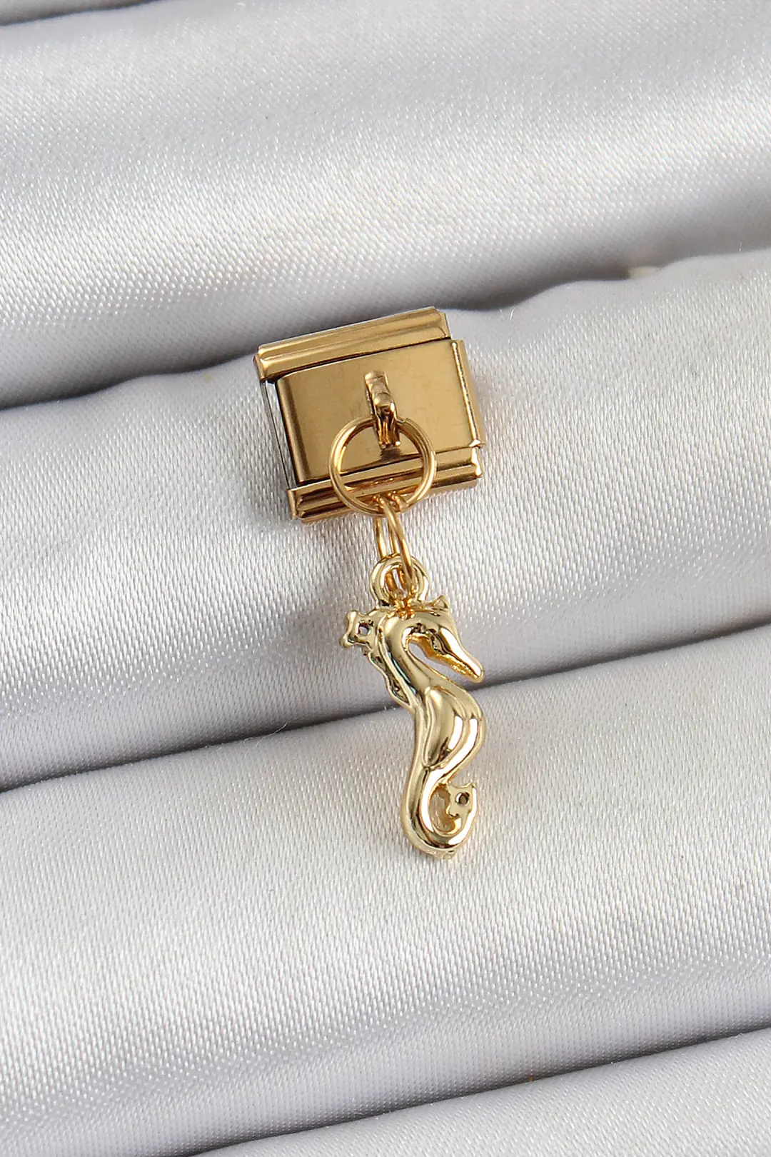 Utterly Good Deniz Atı Charm 316L Çelik Sallantılı Gold Renk Nomination Uyumlu
