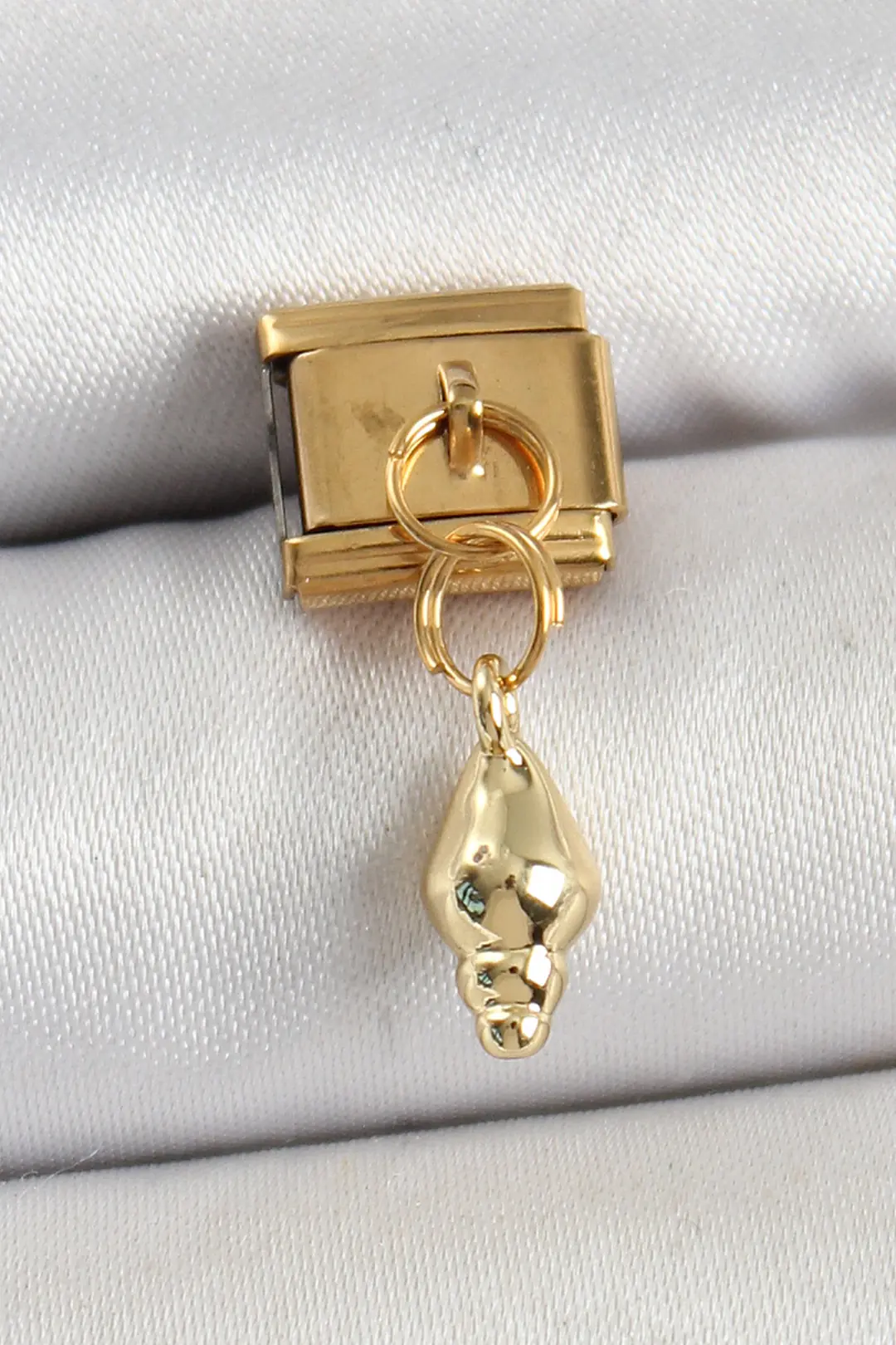 Utterly Good Deniz Kabuğu Sallantılı Charm 316L Çelik Gold Renk Nomination Uyumlu
