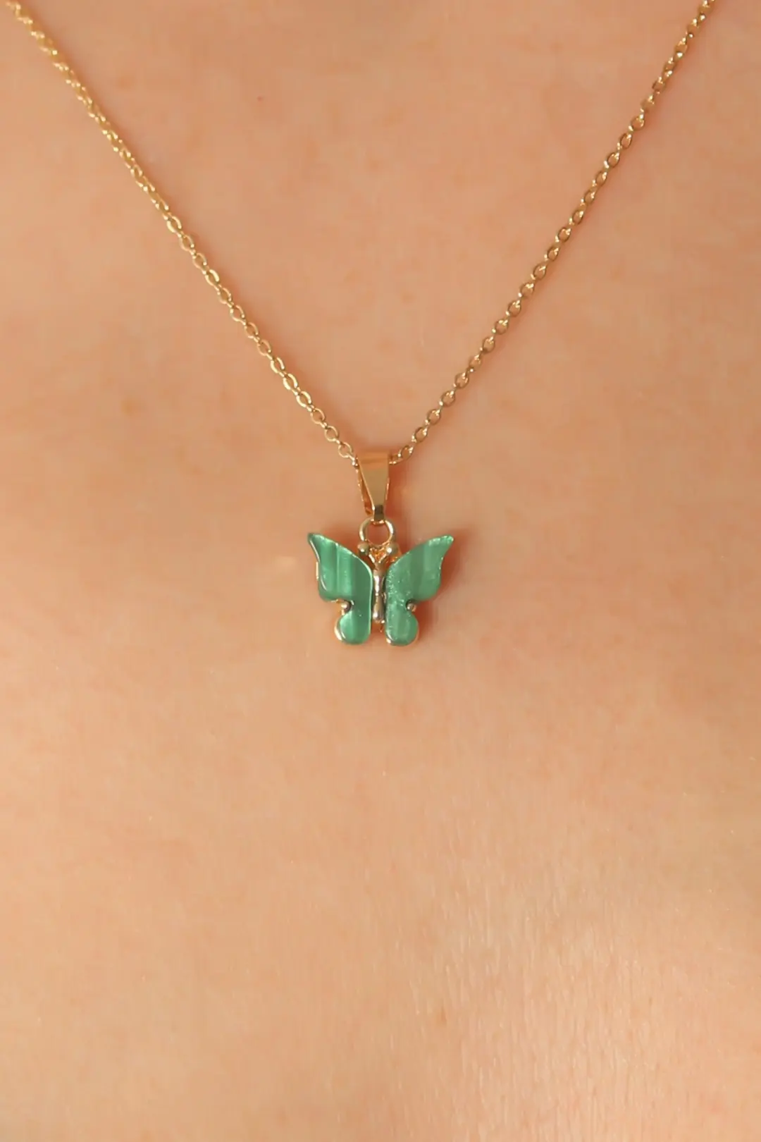Utterly Good Gold Kaplama Kelebek Figürlü Yeşil Taşlı Kadın Kolye