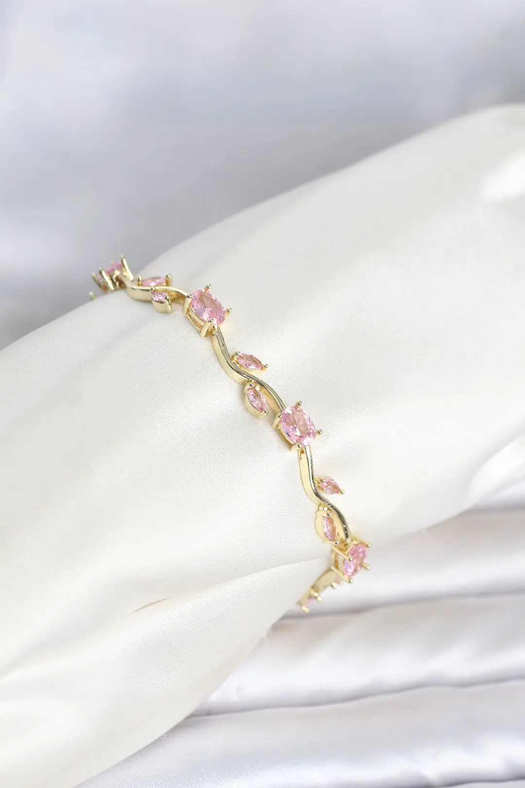 Utterly Good Gold Kaplama Pembe Zirkon Taşlı Çiçek Model Kadın Bileklik