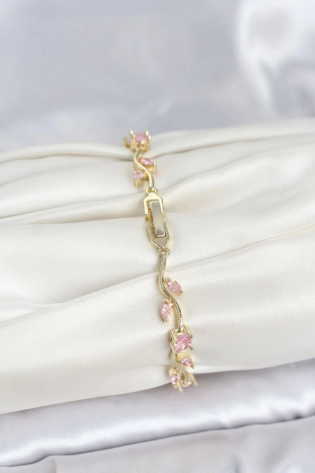 Utterly Good Gold Kaplama Pembe Zirkon Taşlı Çiçek Model Kadın Bileklik