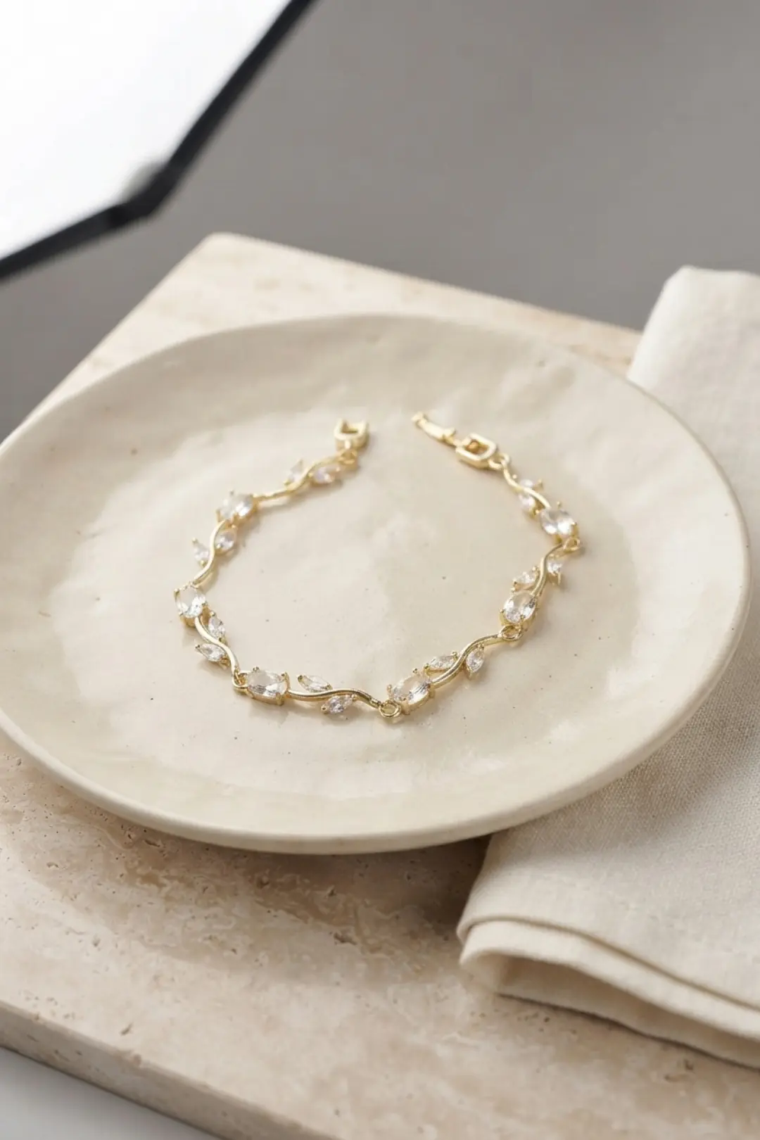 Utterly Good Gold Renk Zirkon Taşlı Çiçek Model Kadın Bileklik