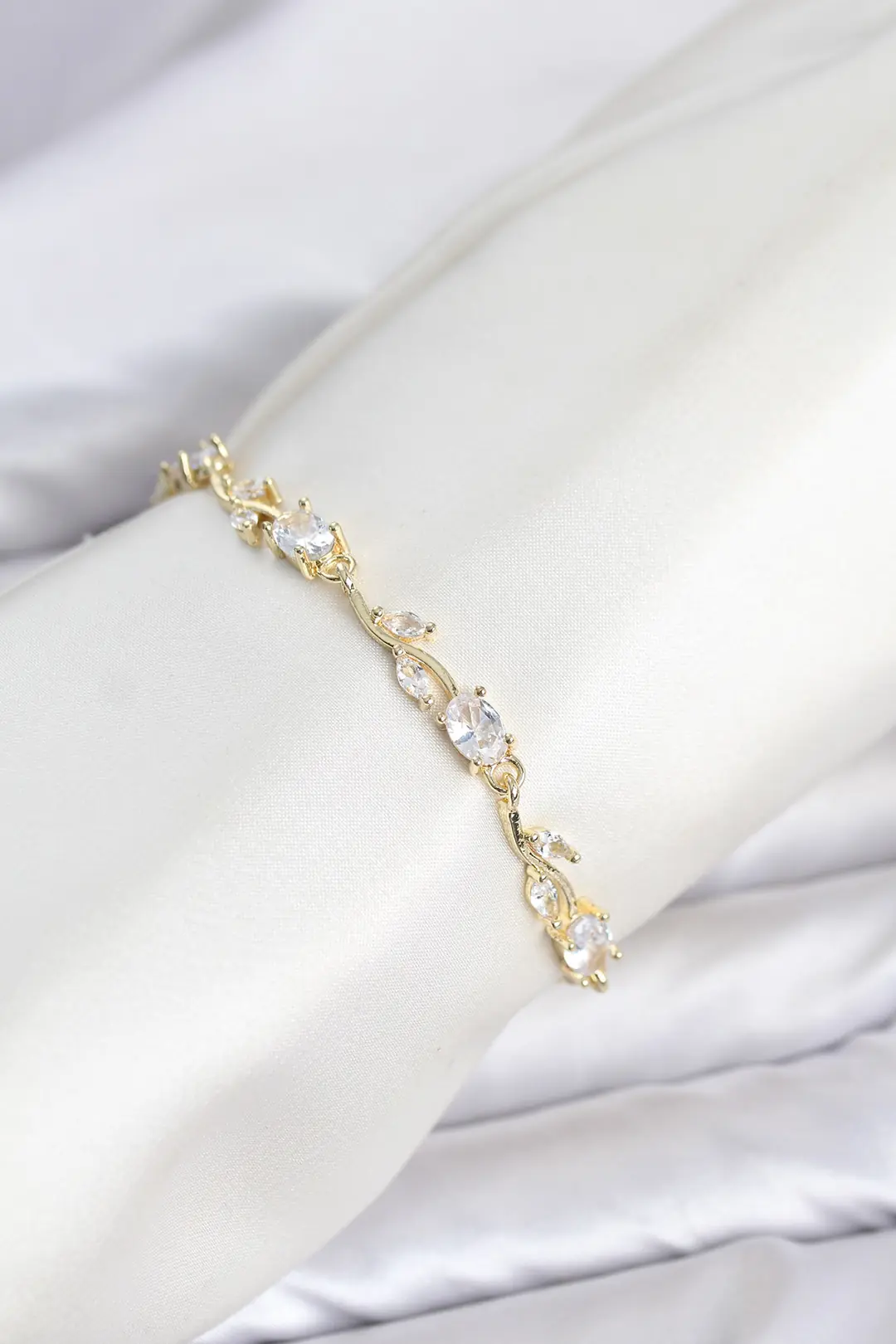 Utterly Good Gold Renk Zirkon Taşlı Çiçek Model Kadın Bileklik