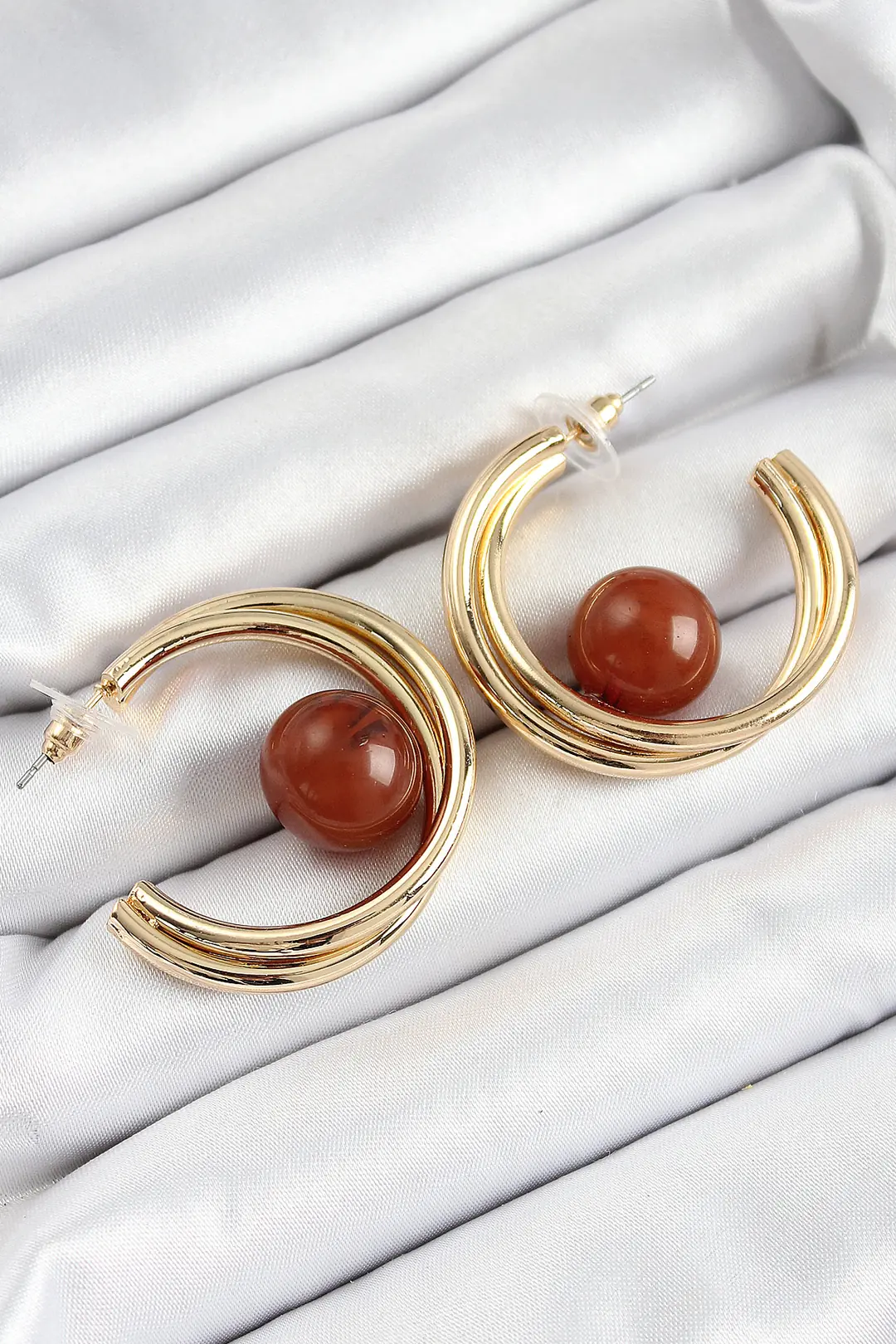 Utterly Good Halka Model Küpe Gold Renk Kahverengi Boncuk Detaylı