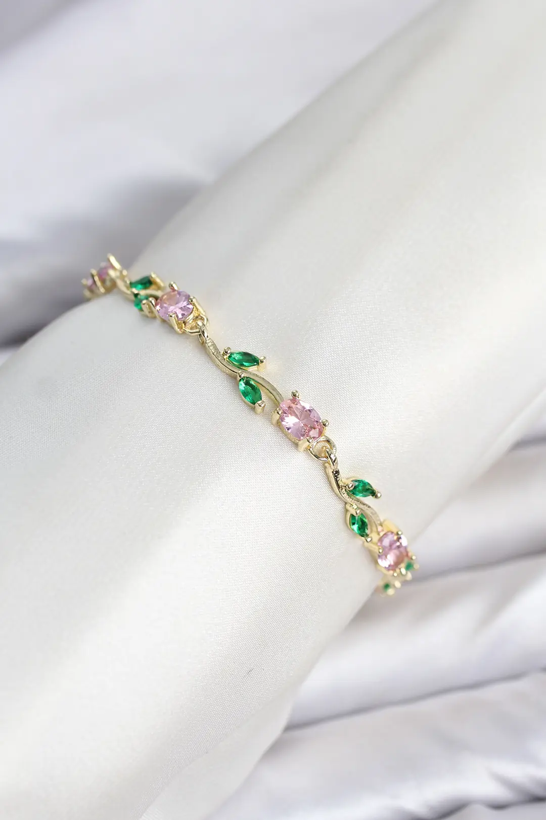 Utterly Good Kadın Bileklik Gold Kaplama Pembe Zirkon Taşlı Çiçek Model