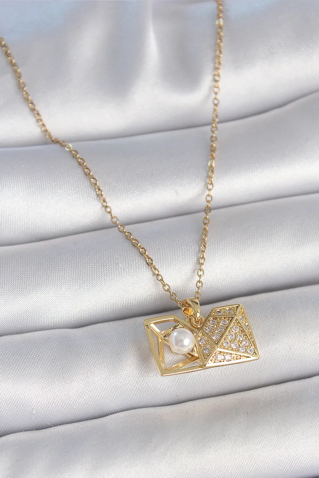 Utterly Good Kadın Kolye 316L Çelik Gold Zirkon Taşlı İncili Elmas Model