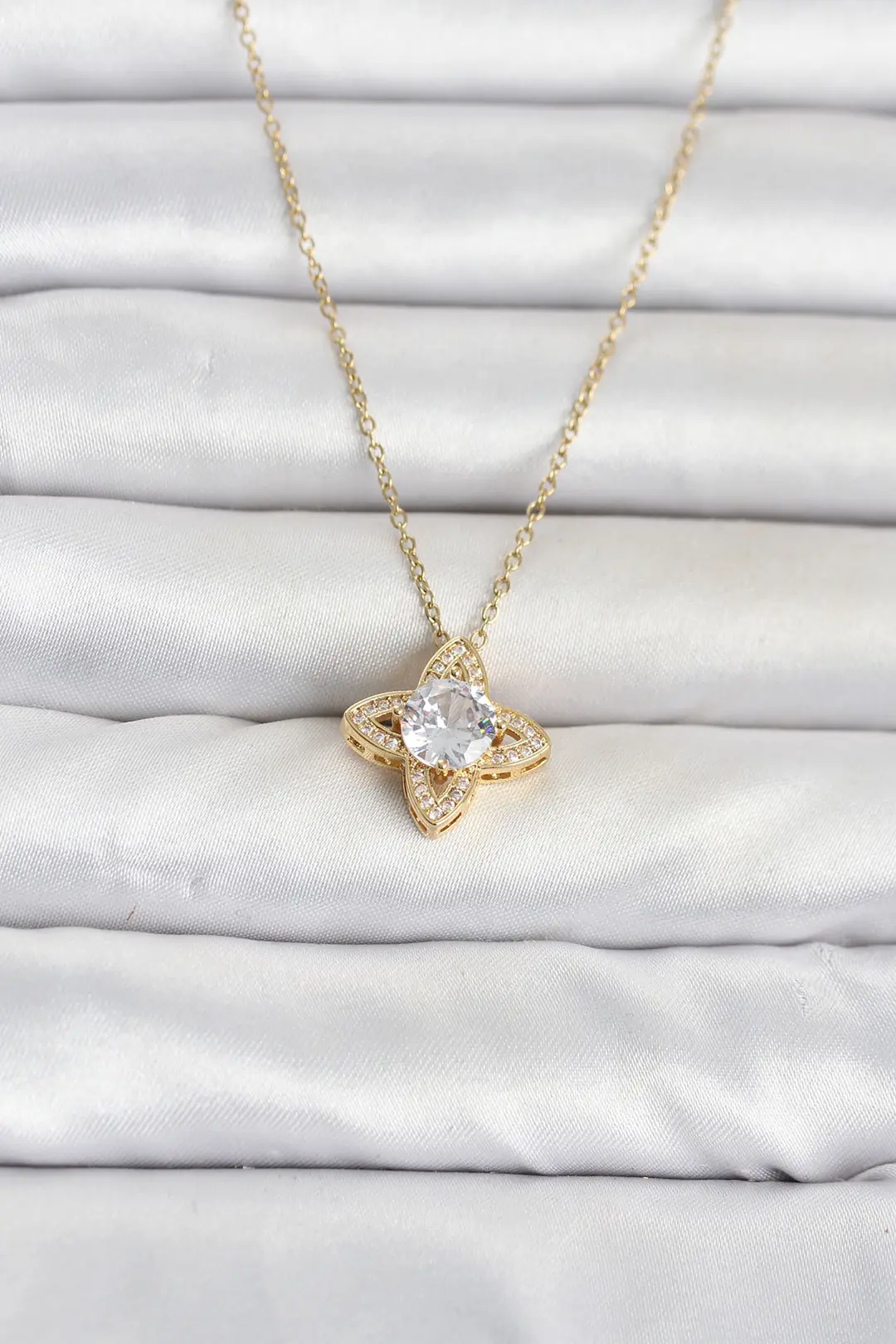 Utterly Good Kadın Kolye 316L Çelik Yonca Model Zirkon Taşlı Gold Kaplama