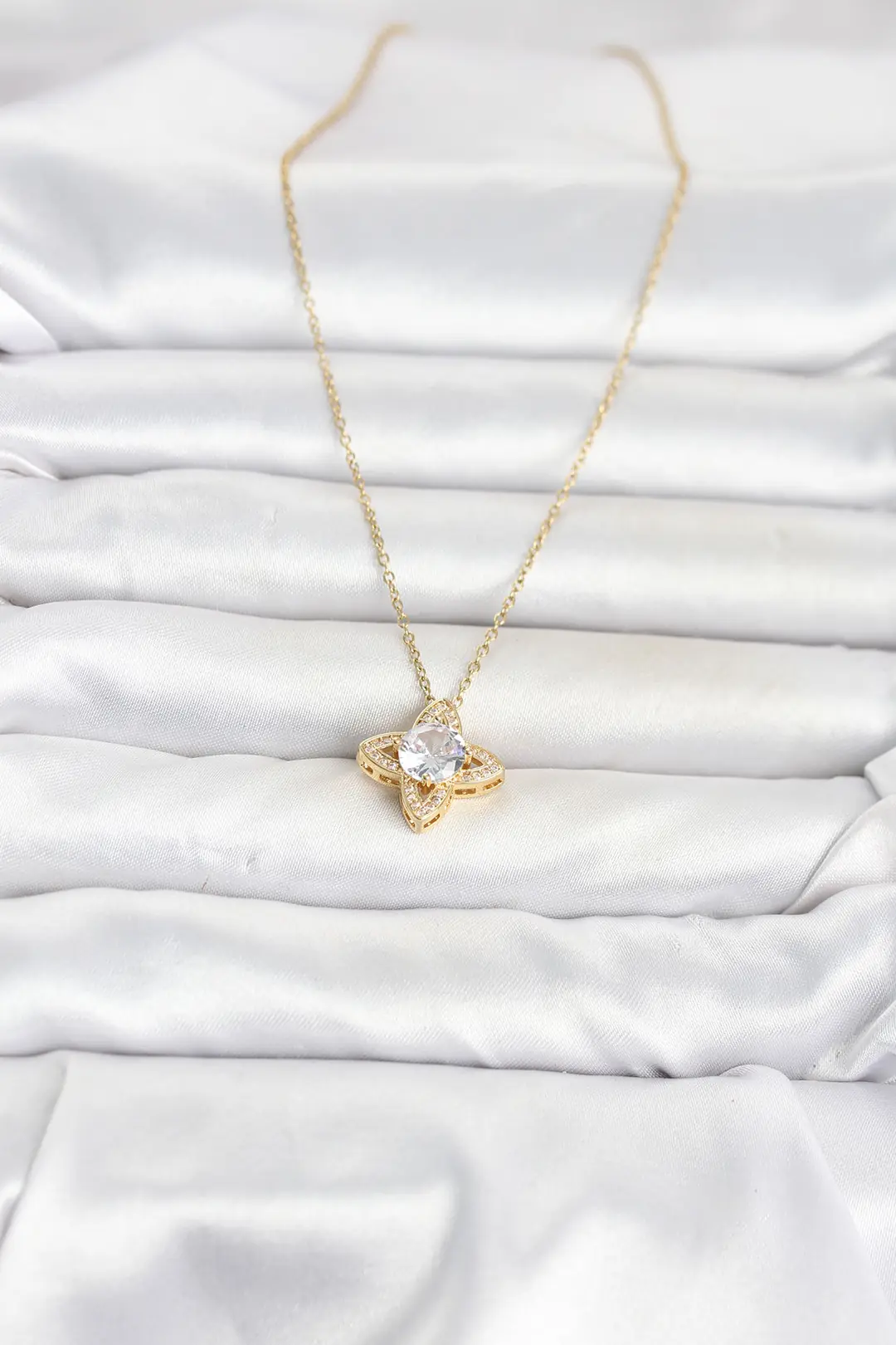 Utterly Good Kadın Kolye 316L Çelik Yonca Model Zirkon Taşlı Gold Kaplama