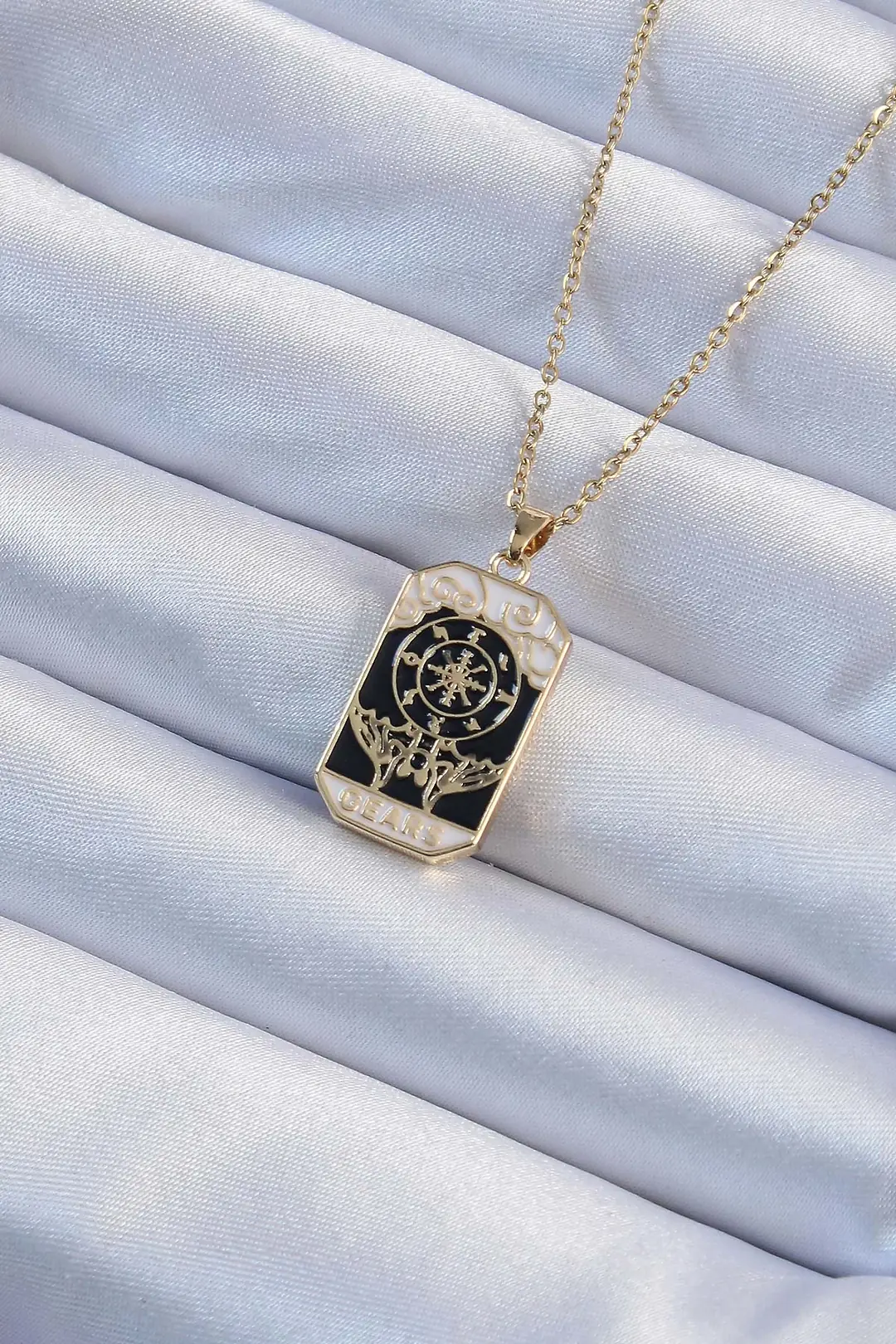 Utterly Good Kadın Tarot Figürlü Siyah Mineli Gold Çelik Zincir Kolye