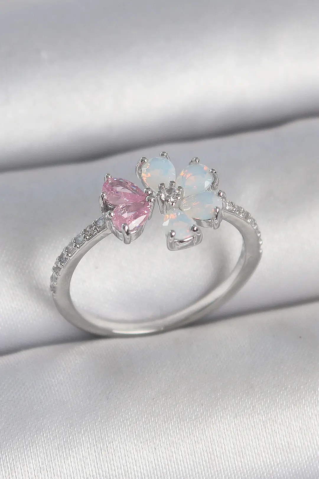 Utterly Good Kadın Yüzük Beyaz Mineli Pembe Zirkon Taşlı Çiçek Model