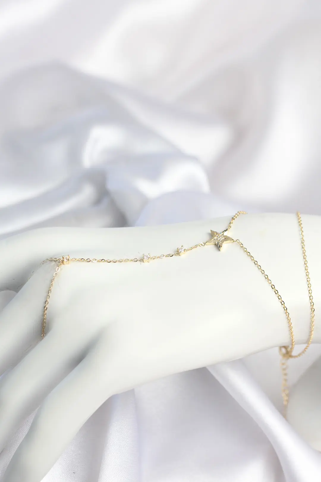 Utterly Good Kadın Şahmeran Kolye Gold Renk Yıldız Model Zirkon Taşlı