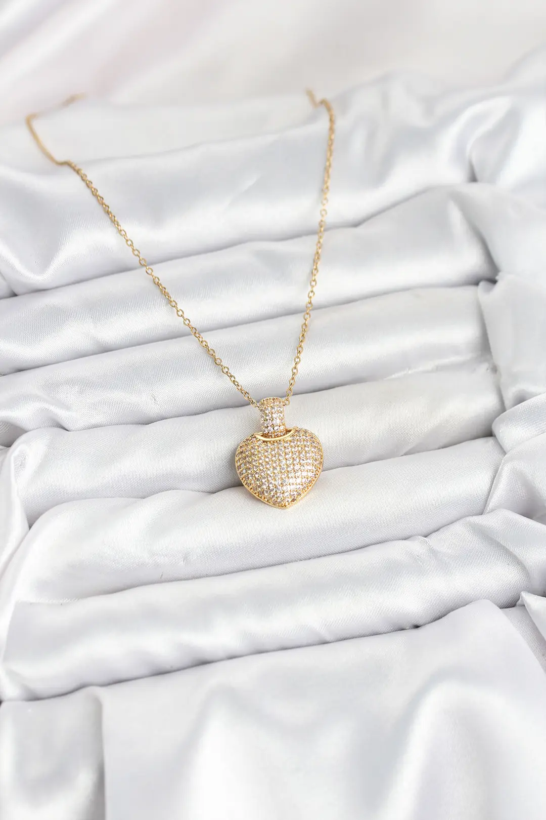 Utterly Good Kalpli Kolye 316L Çelik Zirkon Taşlı Gold Renk Kadın