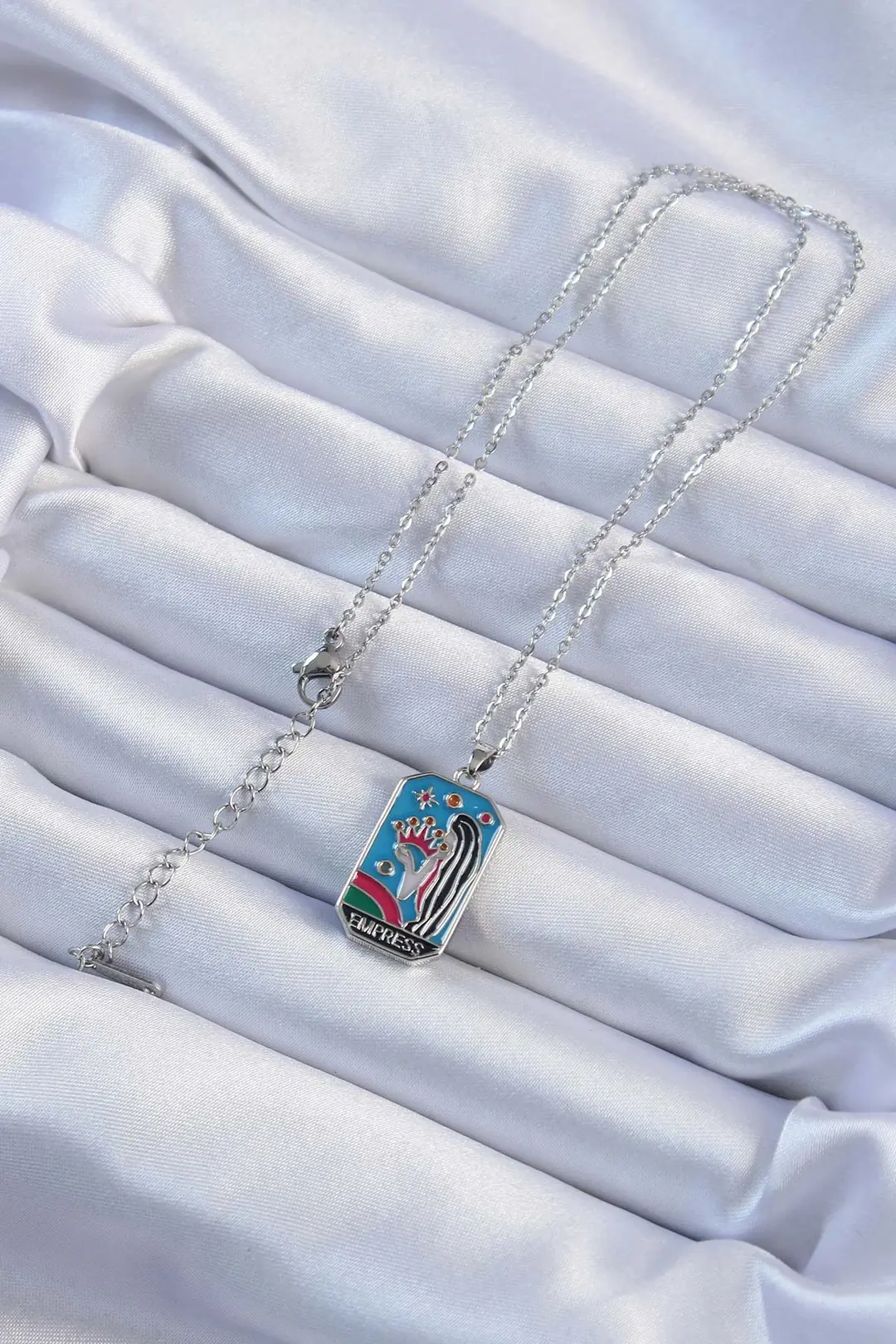 Utterly Good Kolye 316L Çelik Taç Kız Figürlü Renkli Mineli Tarot Tasarım