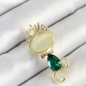 Utterly Good Kraliçe Taçlı Kedi Figürlü Broş Yeşil Zirkon Taşlı Gold Renk