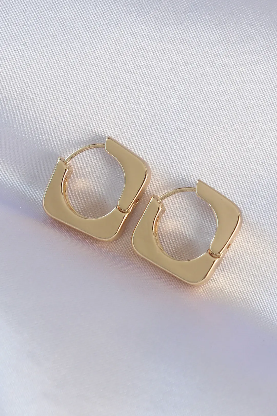 Utterly Good Pirinç Gold Kare Küpe Minimal Şık Tasarım