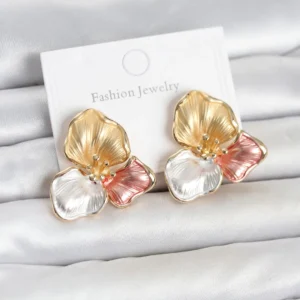 Utterly Good Pirinç Lotus Model Kadın Küpe Zarif Çiçek Tasarım
