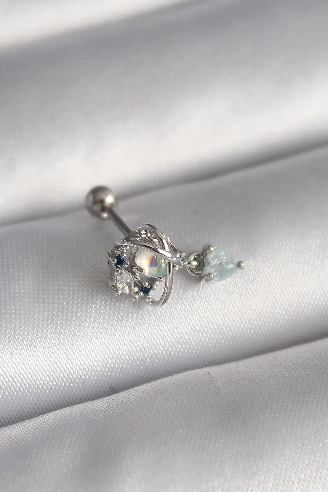Utterly Good Tragus Piercing 316L Çelik Gümüş Renk Zirkon Taşlı Sallantı Kalp Detay
