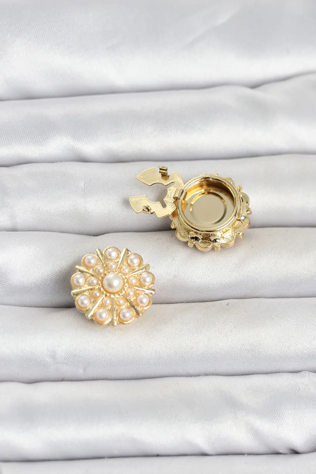 Utterly Good Vintage Model Gold Renk Düğme Manşet Broşu