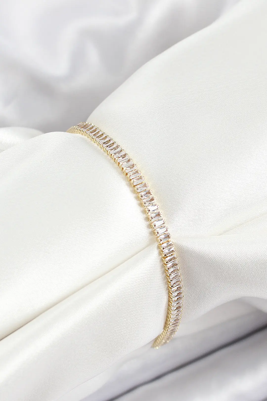 Utterly Good Zirkon Taşlı İnce Su Yolu Model Gold Kadın Bileklik