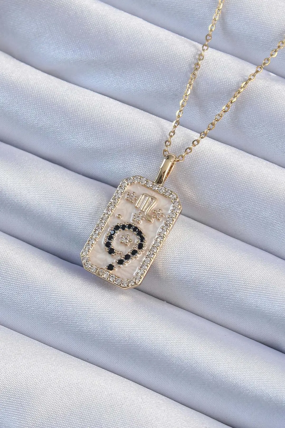 Utterly Good Çelik Kolye Gold Zirkon Taşlı Minimal Papatya Tarot Figürlü