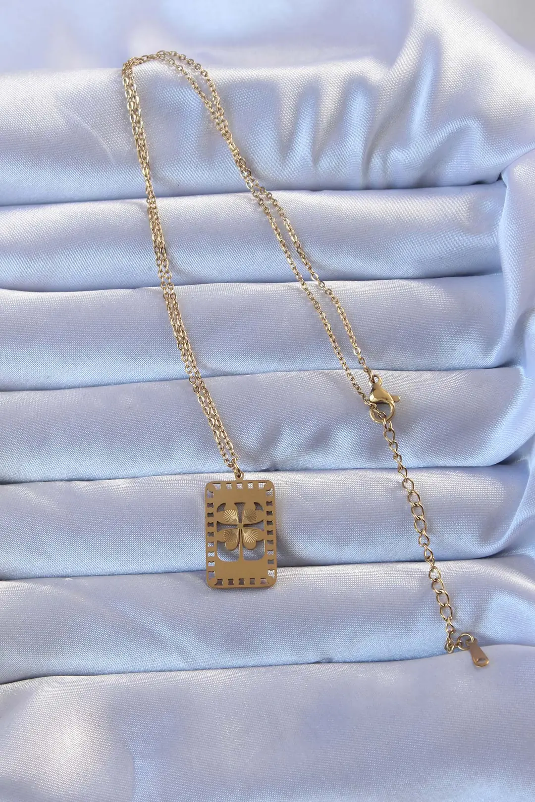 Utterly Good Çelik Vintage Yonca Kolye Gold Renk 316L Paslanmaz