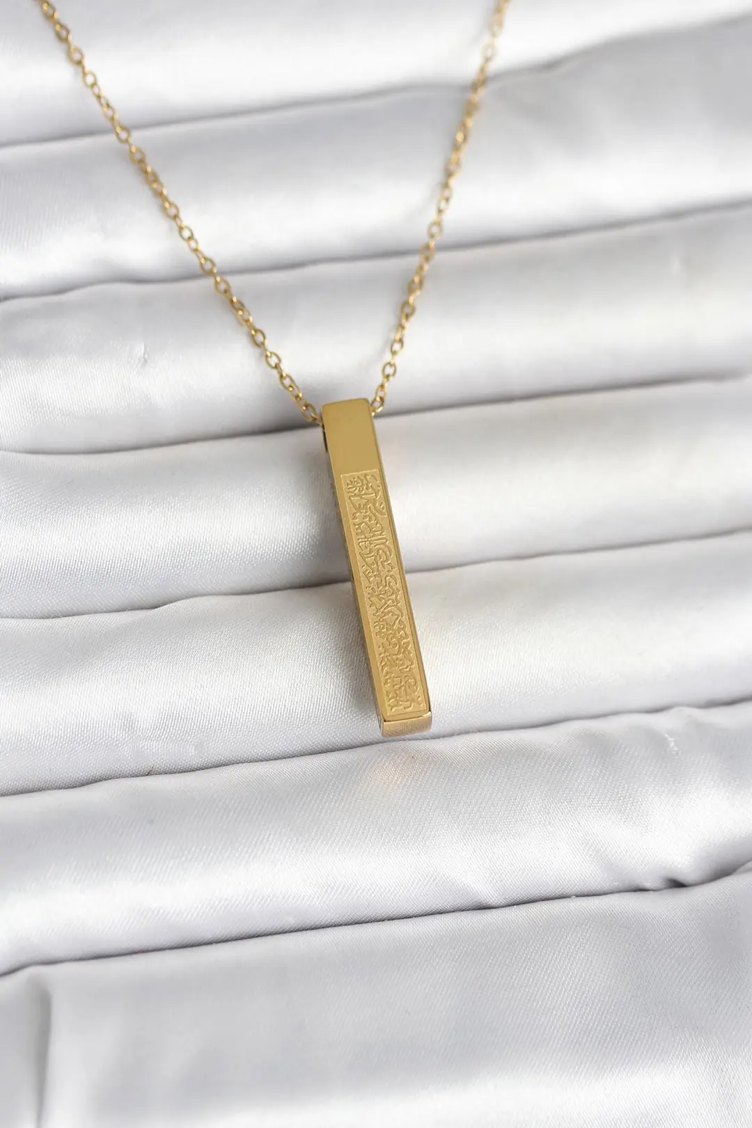 Utterly Good 316L Çelik Ayetel Kürsi Yazılı Gold Kaplama Bar Kolye