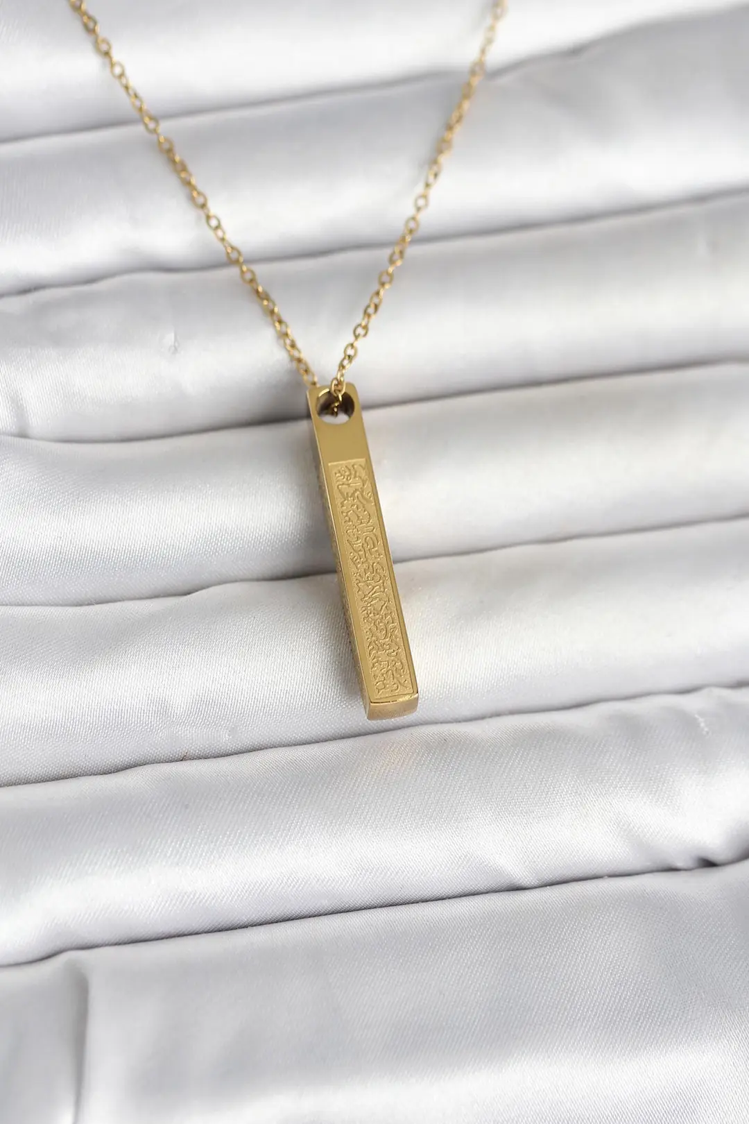 Utterly Good 316L Çelik Ayetel Kürsi Yazılı Gold Kaplama Bar Kolye