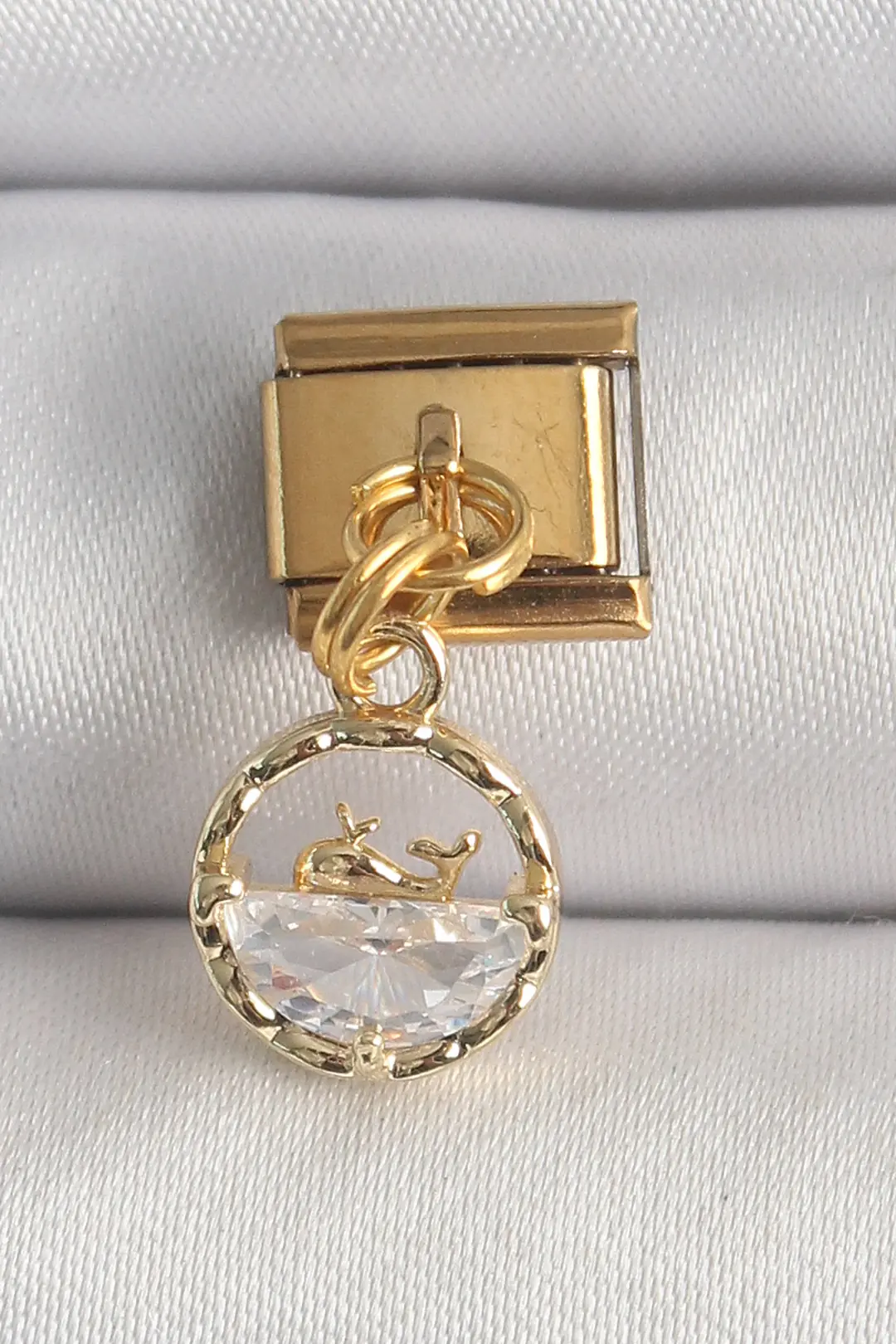 Utterly Good 316L Çelik Balina Model Sallantılı Zirkon Taşlı Charm Gold Renk
