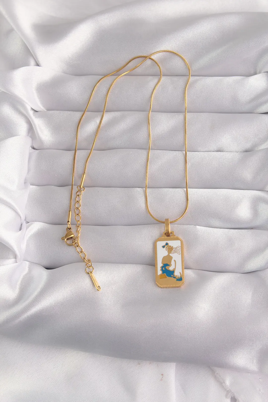 Utterly Good 316L Çelik Gold Kaplama Beyaz Mineli Kız Figür Tarot Kolye