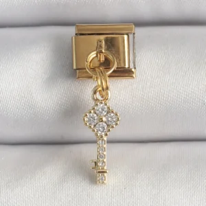 Utterly Good 316L Çelik Gold Kaplama Zirkon Taşlı Sallantılı Anahtar Charm