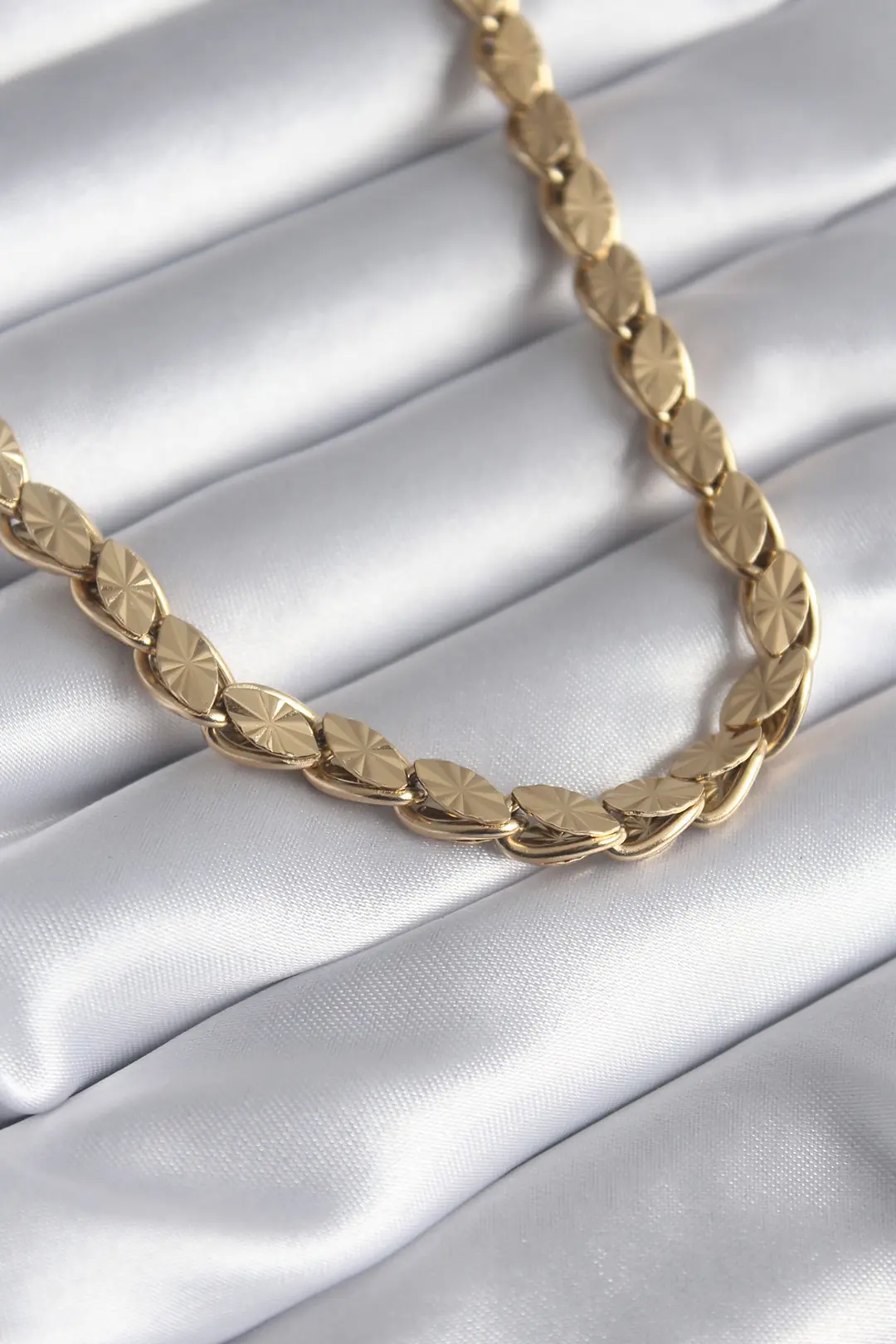 Utterly Good 316L Çelik Gold Renk Lazer Kesim Arpa Zincir Kadın Kolye