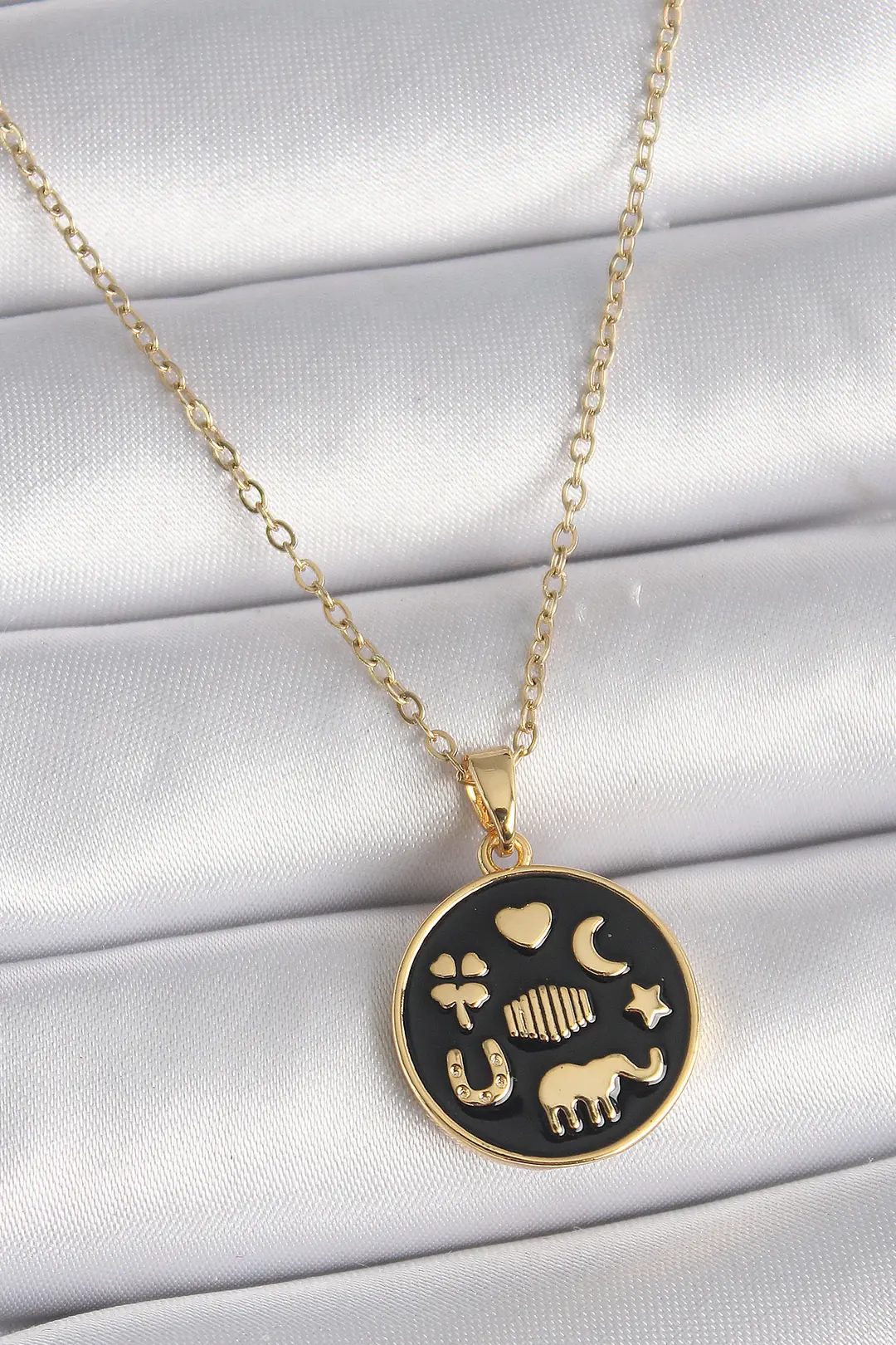 Utterly Good 316L Çelik Gold Renk Siyah Detaylı Şans Kolyesi