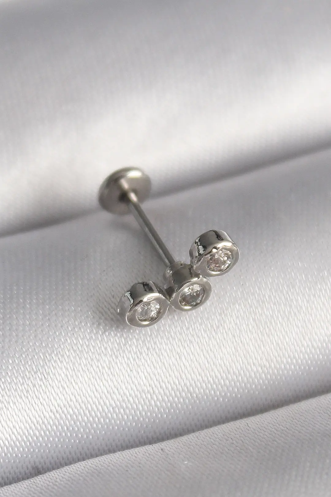 Utterly Good 316L Çelik Gümüş Renk Zirkon Taşlı Tragus Piercing