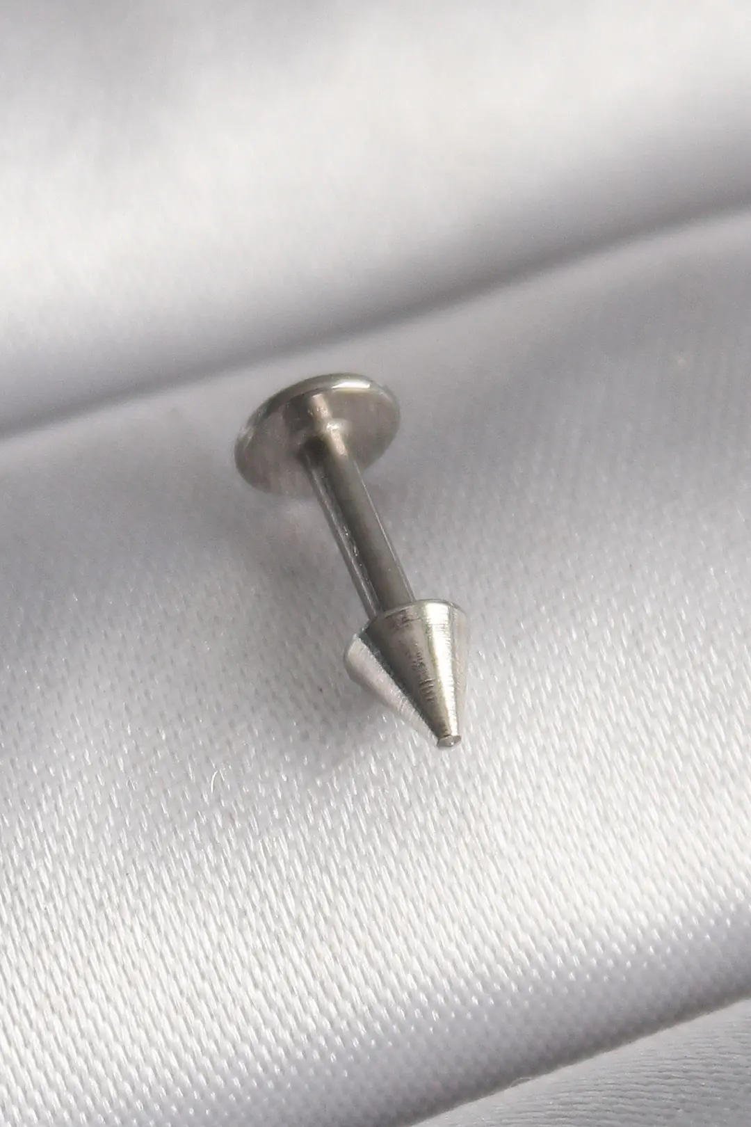 Utterly Good 316L Çelik Gümüş Renk Çivi Model Piercing Standart Beden