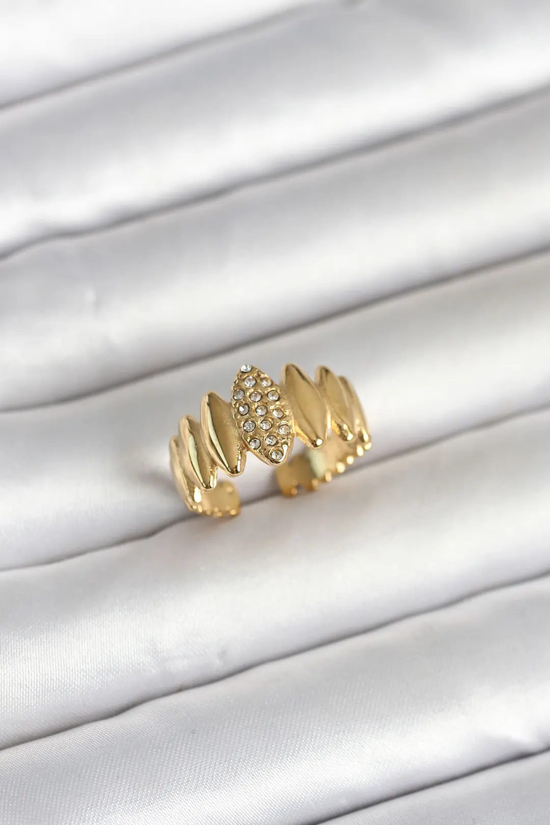 Utterly Good 316L Çelik Kadın Yüzük Gold Kaplama Zirkon Taşlı Vintage Model