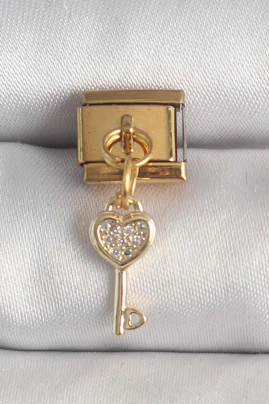 Utterly Good 316L Çelik Kalpli Anahtar Charm Zirkon Taşlı Gold Renk Sallantılı