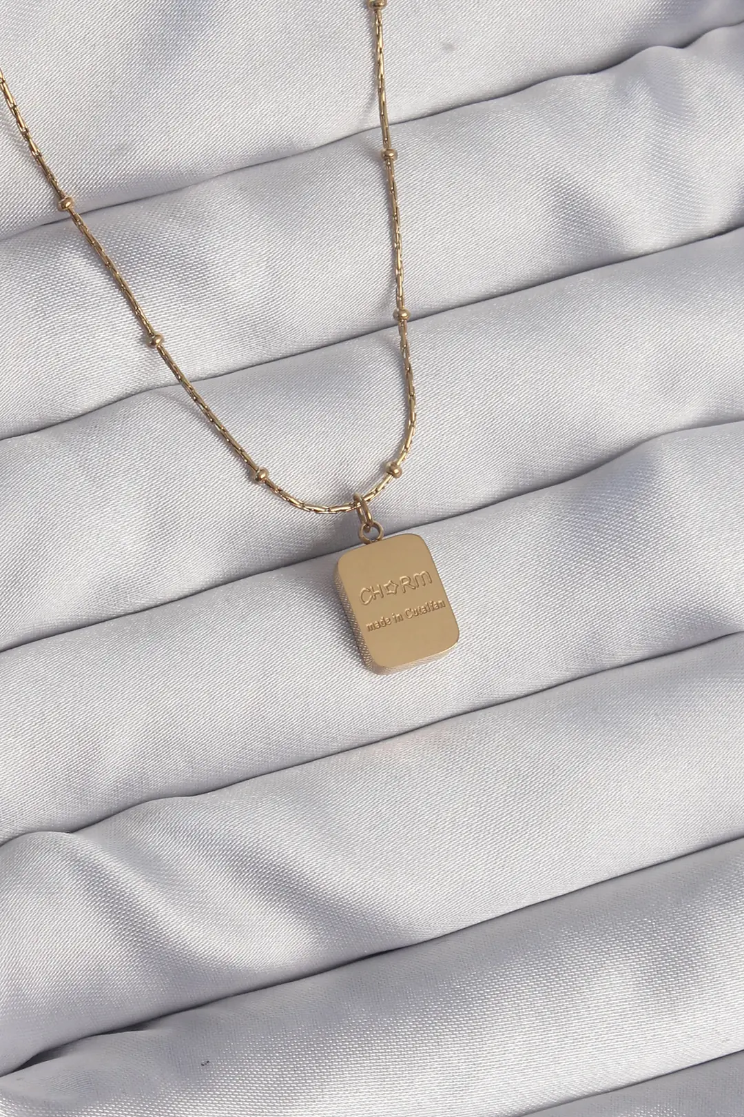 Utterly Good 316L Çelik Kolye Gold Renk Kare Charm Tasarım