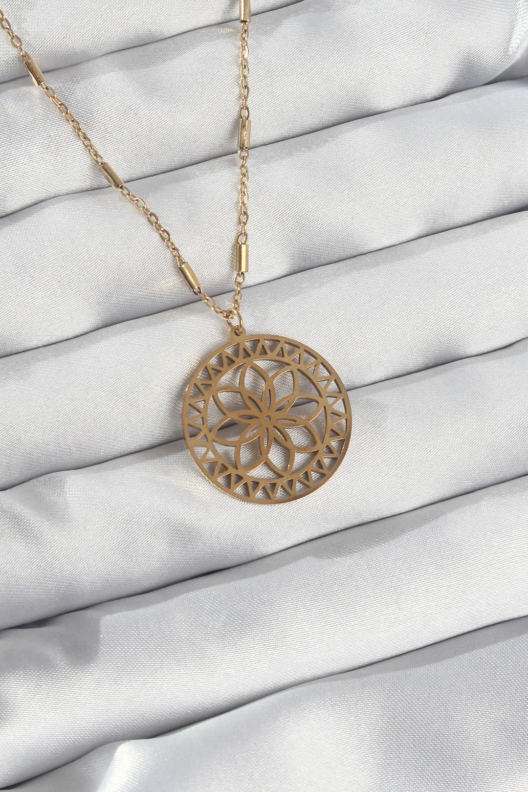 Utterly Good 316L Çelik Lotus Model Kolye Gold Renk Zincir Tasarım