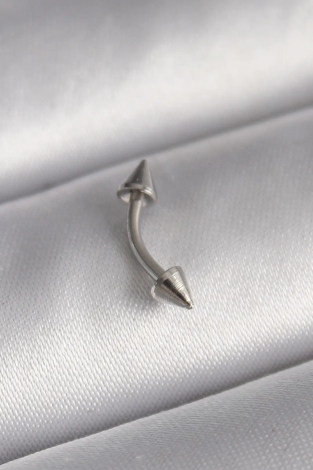 Utterly Good 316L Çelik Piercing Gümüş Renk Çivi Model Standart Beden