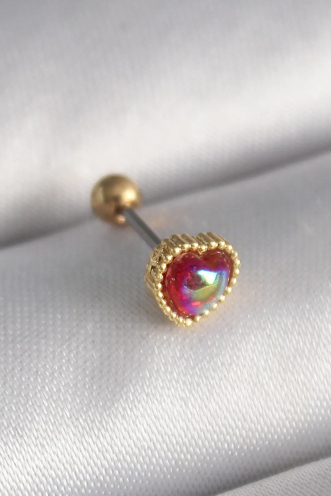 Utterly Good 316L Çelik Tragus Piercing Gold Kırmızı Mineli Kalp Detay
