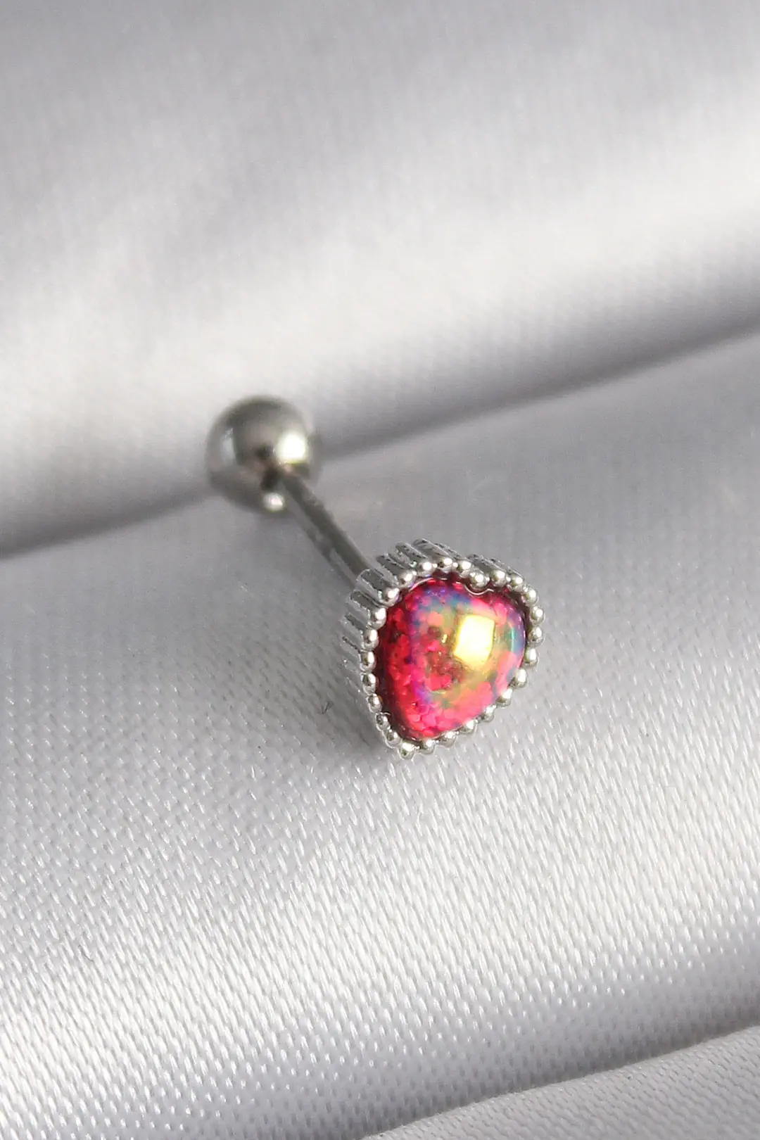 Utterly Good 316L Çelik Tragus Piercing Kırmızı Mineli Kalp Detay
