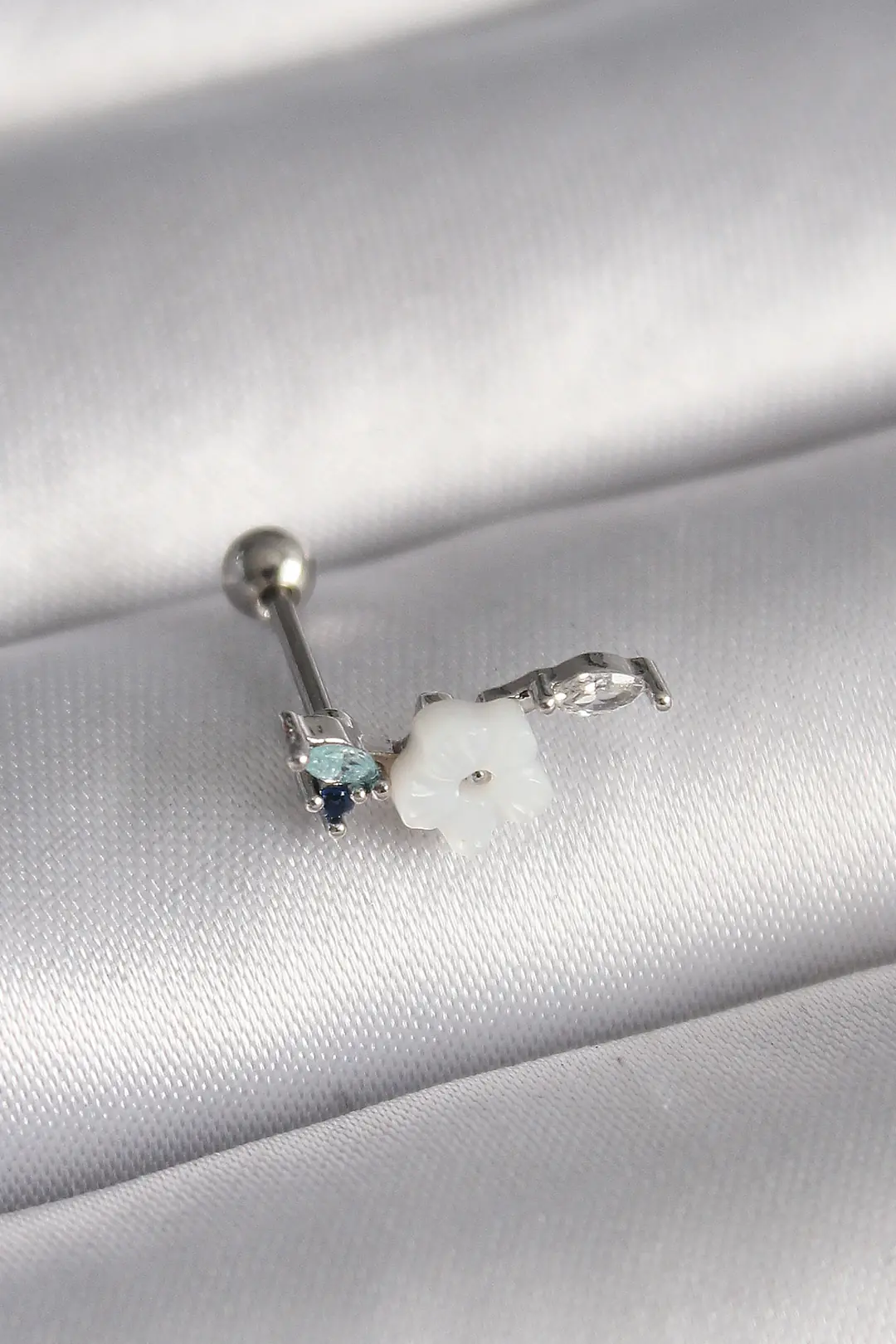 Utterly Good 316L Çelik Tragus Piercing Zirkon Taş Beyaz Çiçek Model