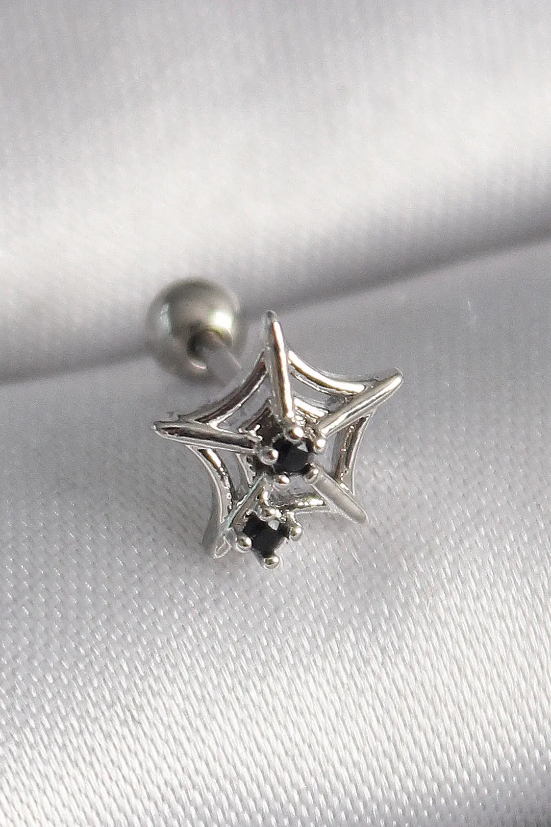 Utterly Good 316L Çelik Tragus Piercing Örümcek Ağ Model Siyah Zirkon Taşlı