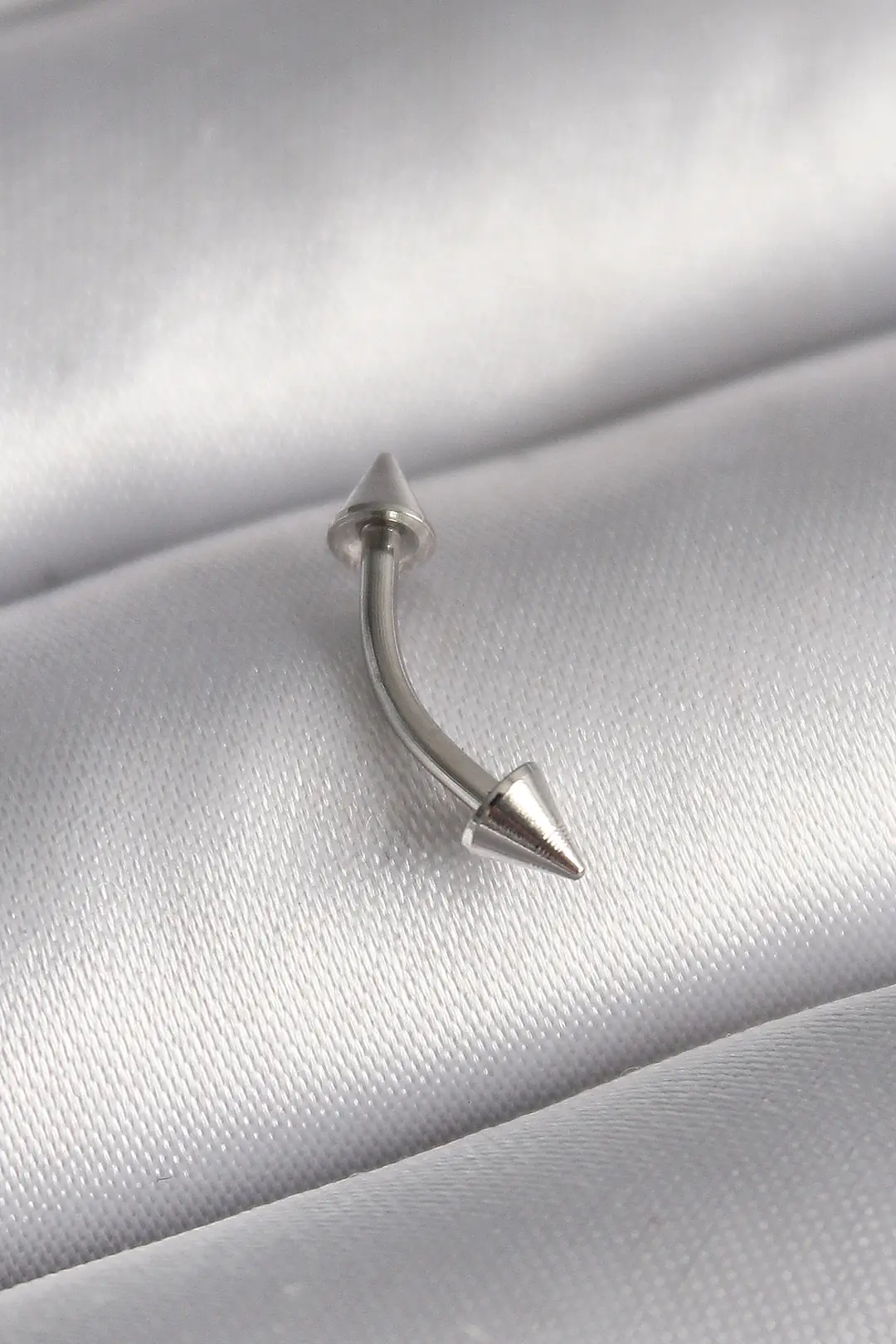 Utterly Good 316L Çelik Çivi Model Piercing Gümüş Renk Standart Beden