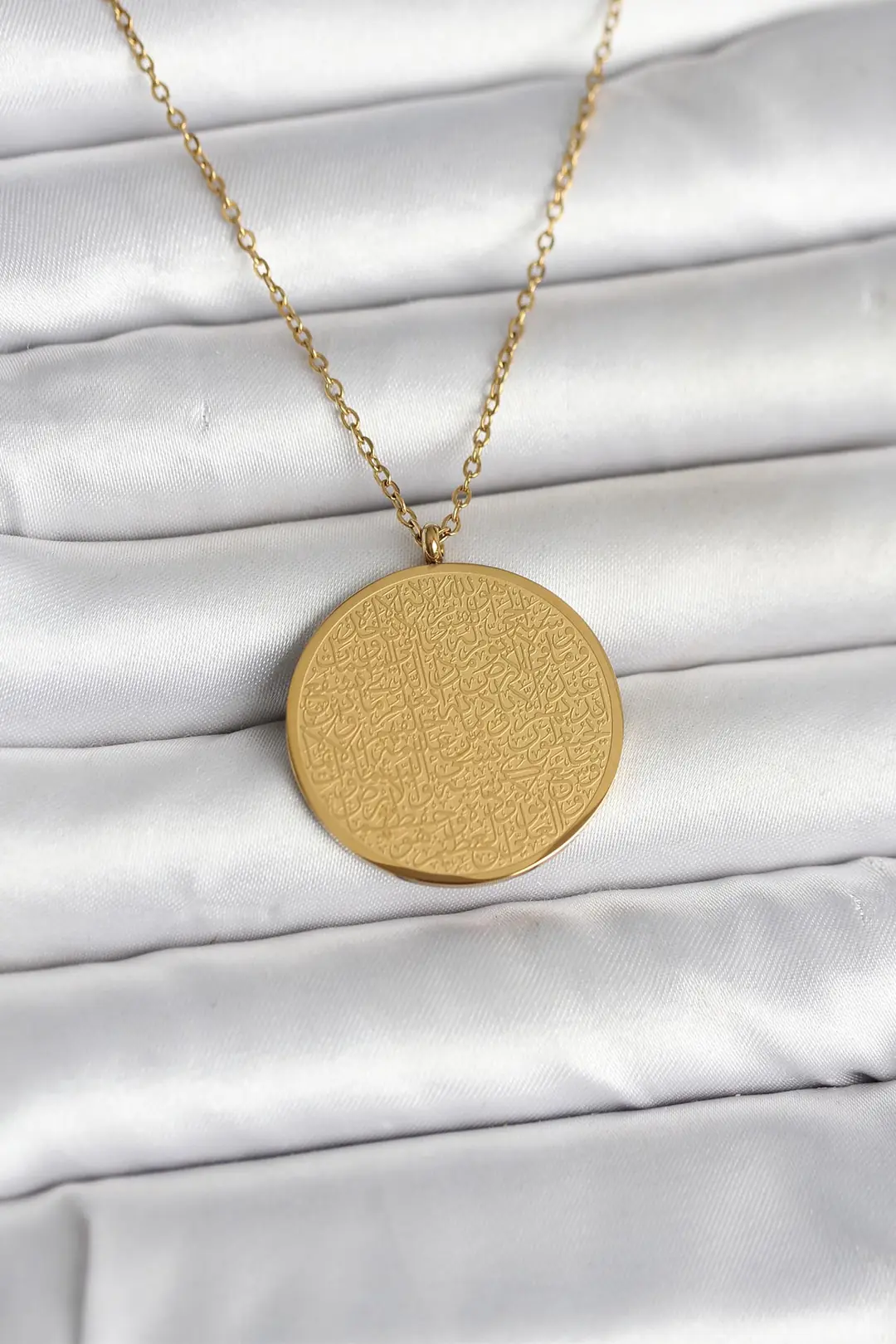 Utterly Good Ayetel Kürsi ve Allah Yazılı Kolye 316L Çelik Gold Kaplama