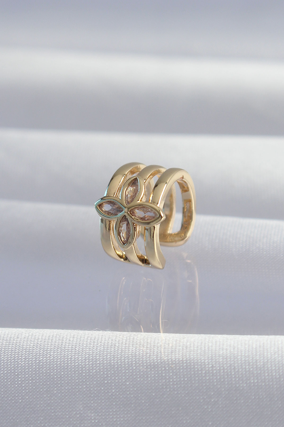 Yonca Earcuff Küpe Pirinç Gold Renk Tutturmalı Kulak Kenarı Küpesi