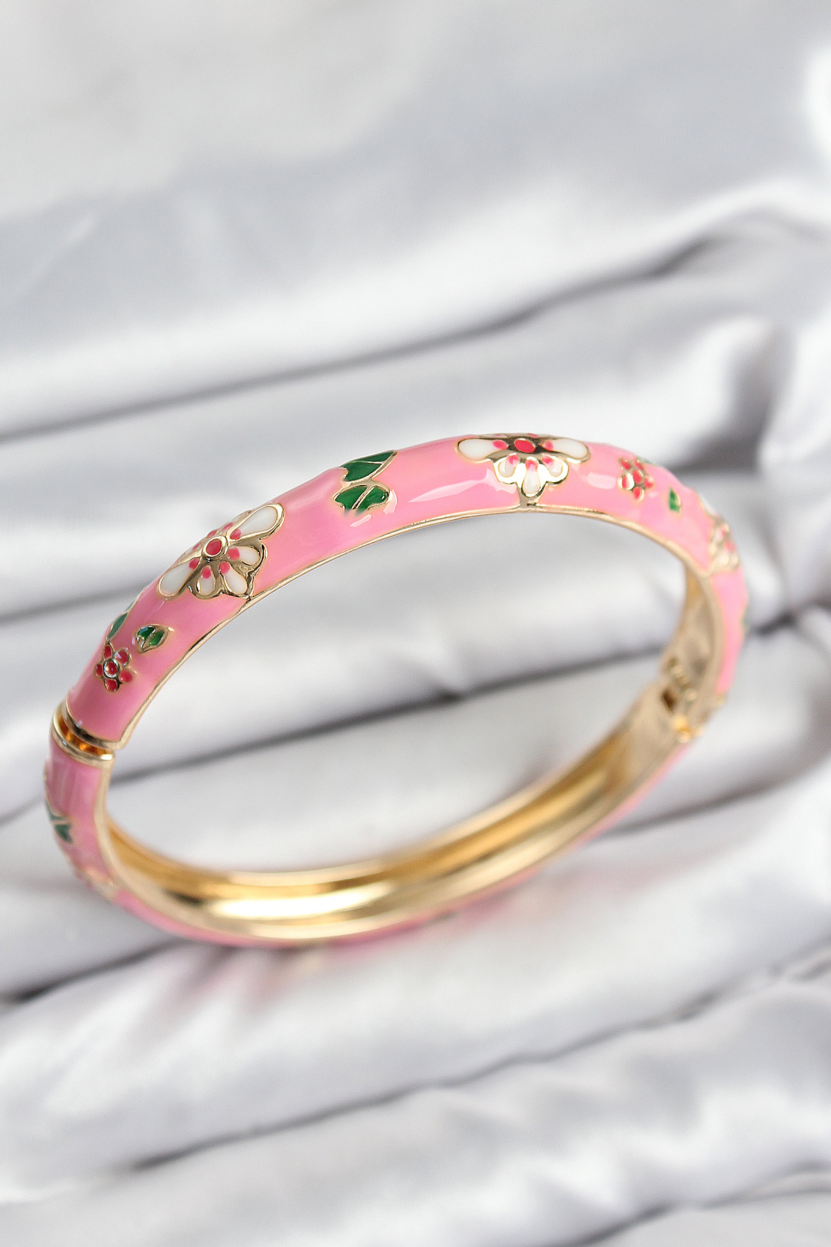 Mineli Pirinç Kelepçe Pembe Çiçek Motifli Gold Bileklik